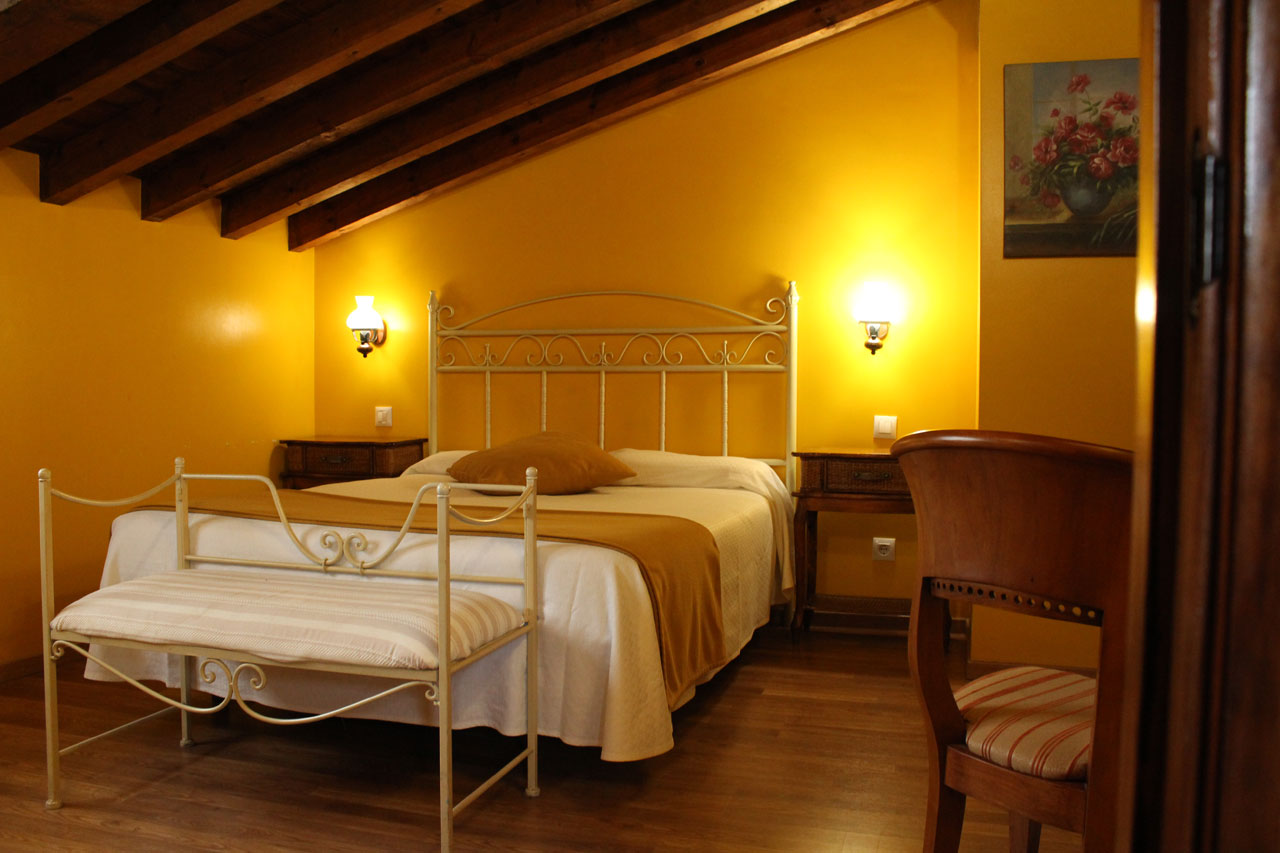 Habitación Doble Estándar con cama de matrimonio en posada rural Cantabria